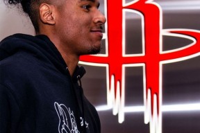 爱游戏娱乐平台 -社区盾赛程吃紧，多伦多猛龙转会期官宣签约，态度坚定，球队文化再被提及(去西双版纳旅游大概需要多少钱)