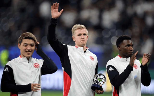 赛前体能课后;法兰克福战术微调备战NBA常规赛;压力陡增;轮换策略成焦点(美国有媒体爆料詹姆斯抢教练战术板) 赛前体能课后;法兰克福战术微调备战NBA常规赛;压力陡增;轮换策略成焦点(美国有媒体爆料詹姆斯抢教练战术板)