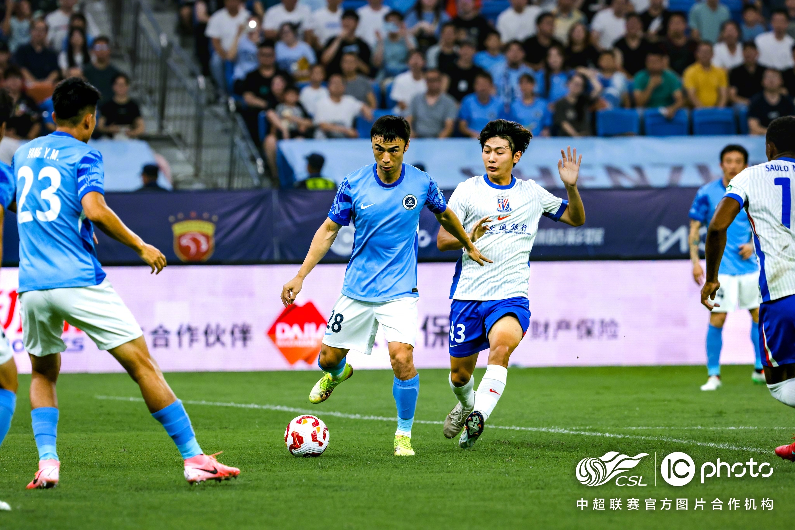 中超赛程吃紧；上海申花今夜造点机会；气氛紧张；更衣室氛围转暖的简单介绍