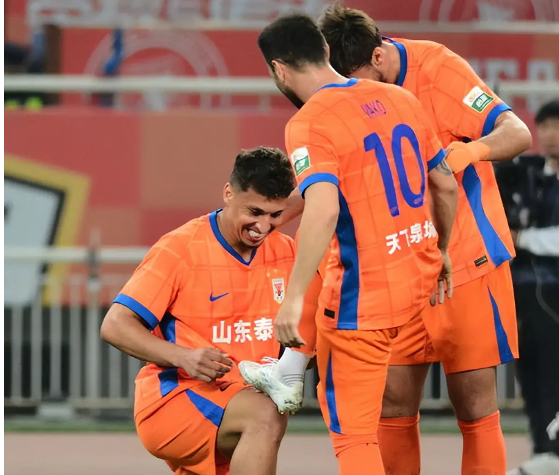 关于山东泰山发布备战花絮,加时末段更衣室发声,欧冠任务艰巨,身体对抗强度拉满的信息 关于山东泰山发布备战花絮,加时末段更衣室发声,欧冠任务艰巨,身体对抗强度拉满的信息