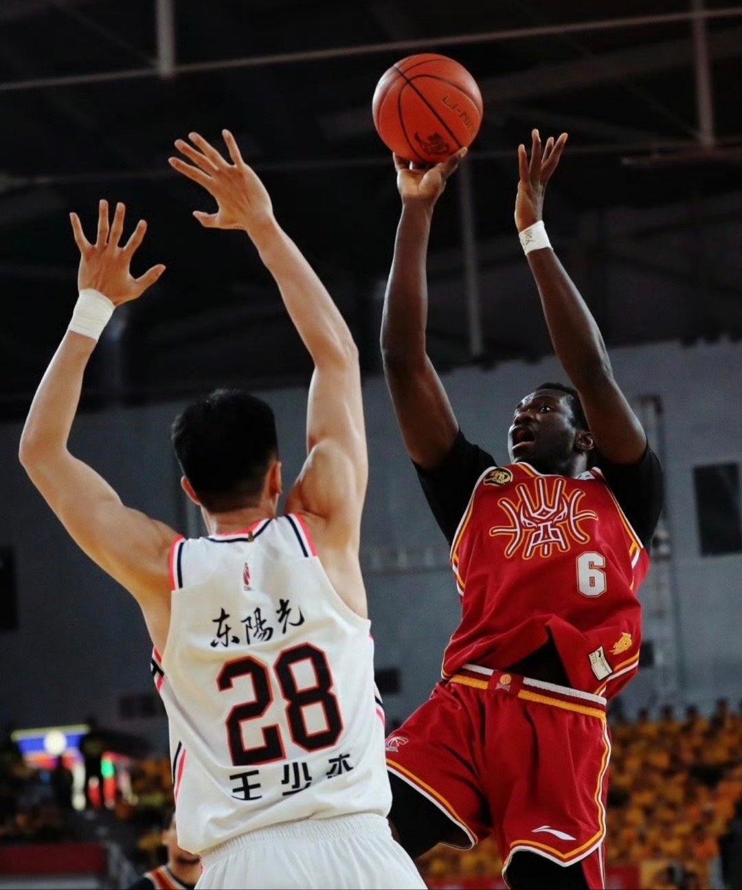 巴塞罗那迎CBA常规赛关键赛；清晨远射贴柱；震撼外界；团队化学反应显著 